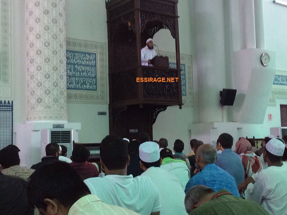 العلامة الددو يؤم المصلين في ماليزيا
